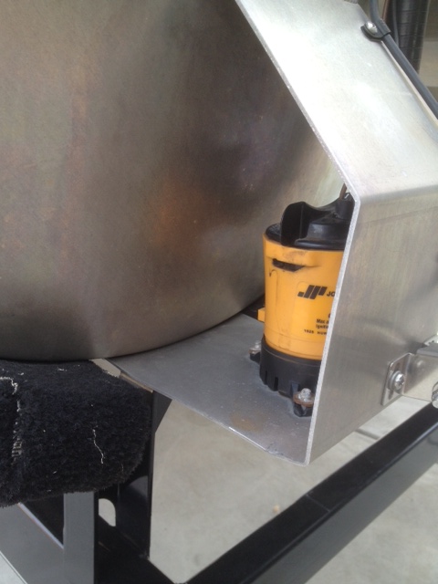 livewell pump mount.JPG