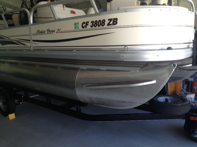 starboard pontoon bow water line.JPG