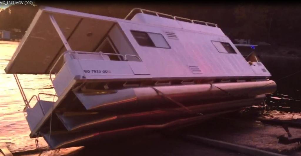 tritoon capsize 2mm Gravois 10-11-15.jpg