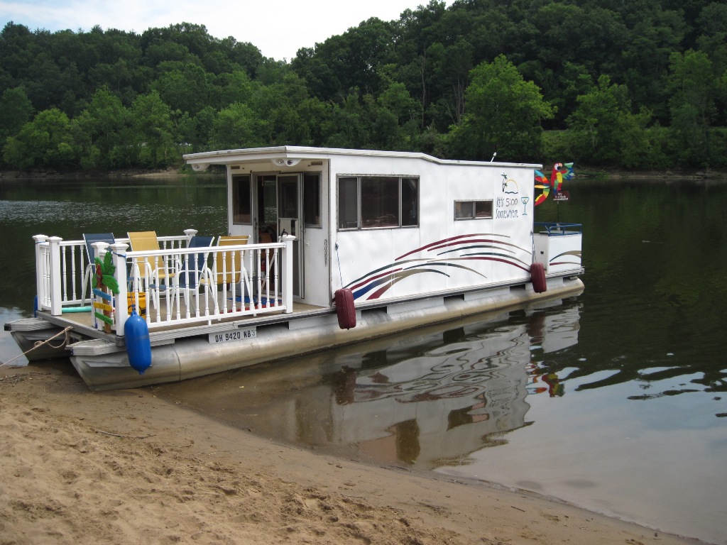 pontoon houseboat.jpg